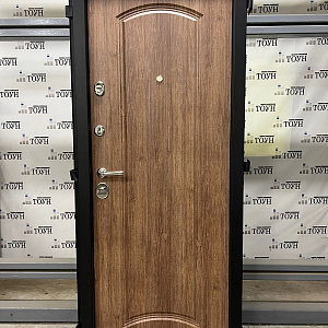 Дверь с отделкой под мрамор с узким наличником